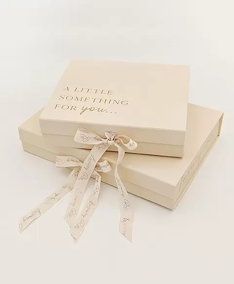 Thumbnail of refined magnetic closure gift packaging surface